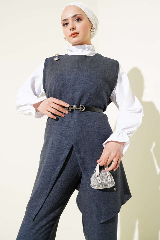 بدلة من ثلاث قطع بحزام وأزرار باللون النيلي