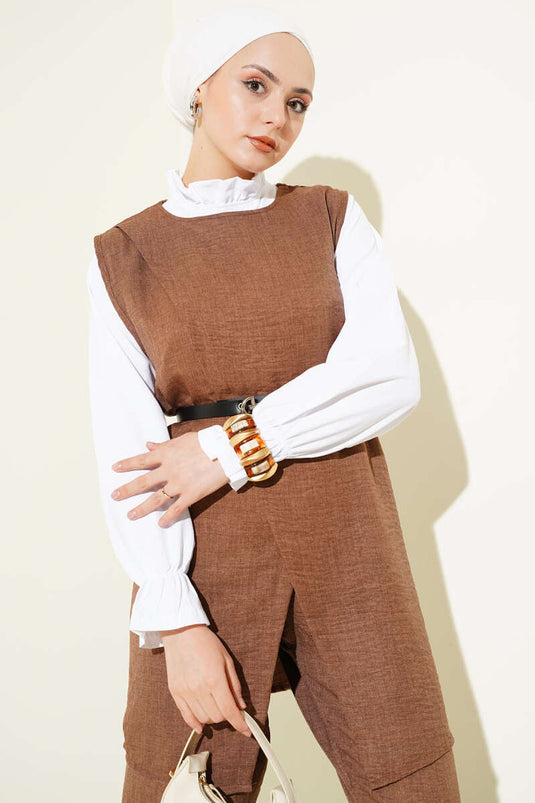 بدلة بنية اللون مكونة من ثلاث قطع مزودة بحزام وأزرار