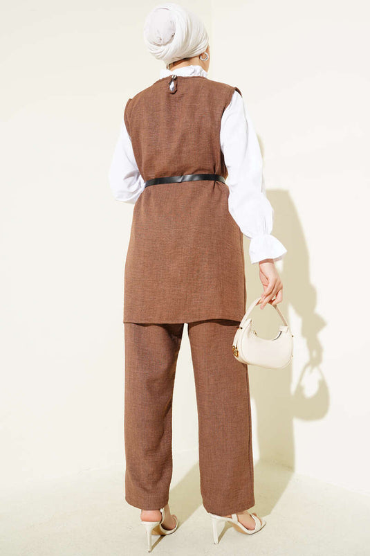 بدلة بنية اللون مكونة من ثلاث قطع مزودة بحزام وأزرار