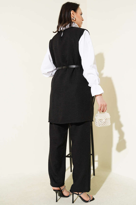 بدلة سوداء بثلاث قطع مع حزام وأزرار