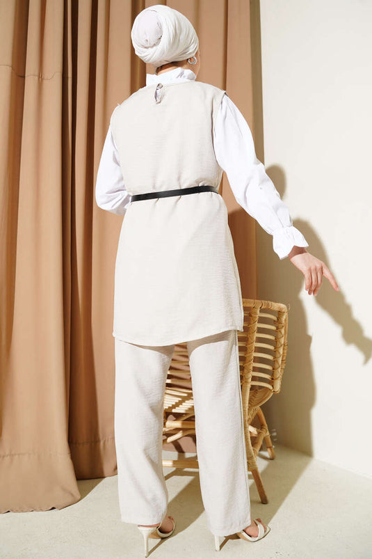 طقم من ثلاث قطع بحزام وأزرار وأحجار