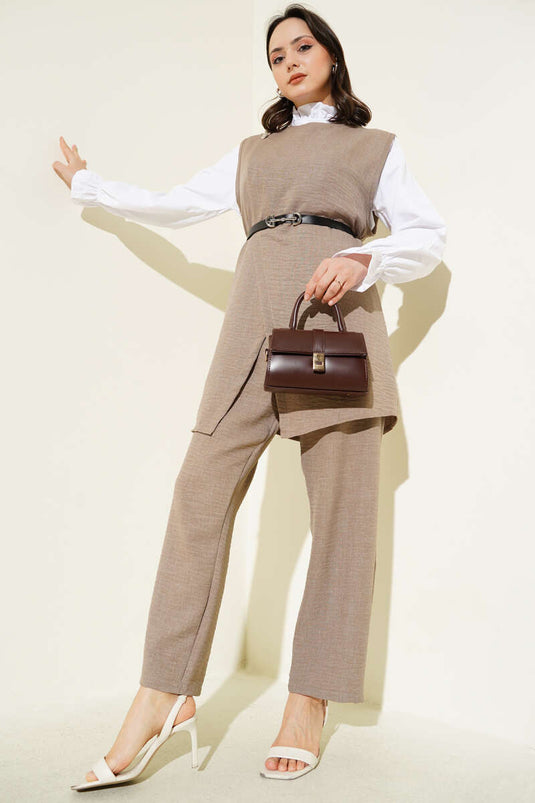 Costume trois pièces ceinturé à boutons et détails en vison