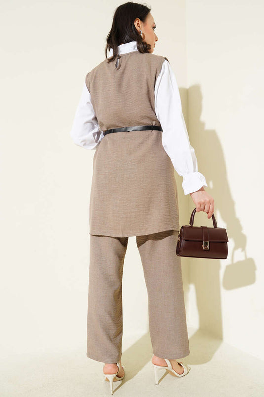 Costume trois pièces ceinturé à boutons et détails en vison