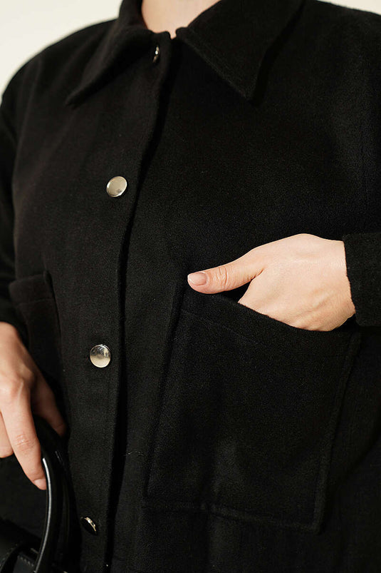 معطف قصير من الصوف الأسود مع تفاصيل الأزرار