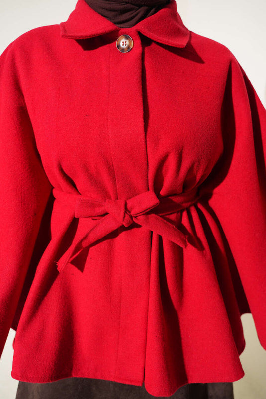 Poncho Rouge Avec Ceinture Et Détails À Boutons