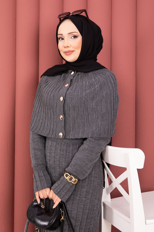 بدلة فستان محبوك بتفاصيل أزرار باللون الدخاني