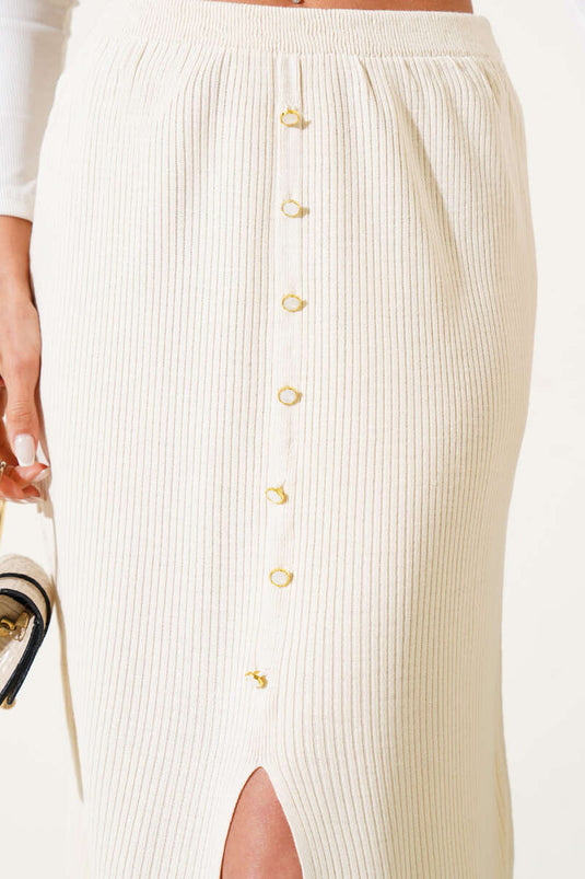 تنورة متوسطة الطول محبوكة بفتحة وأزرار باللون البيج