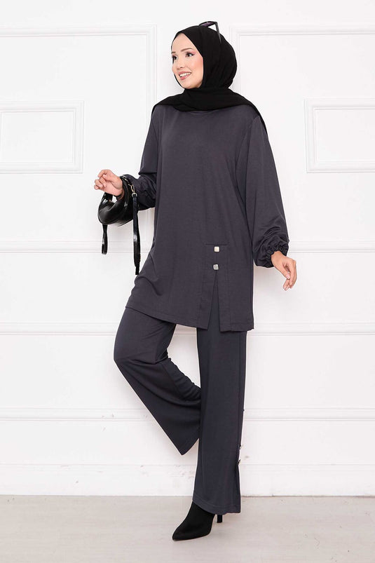 بدلة أويسو بتفاصيل أزرار وفتحات بلون أنثراسيت