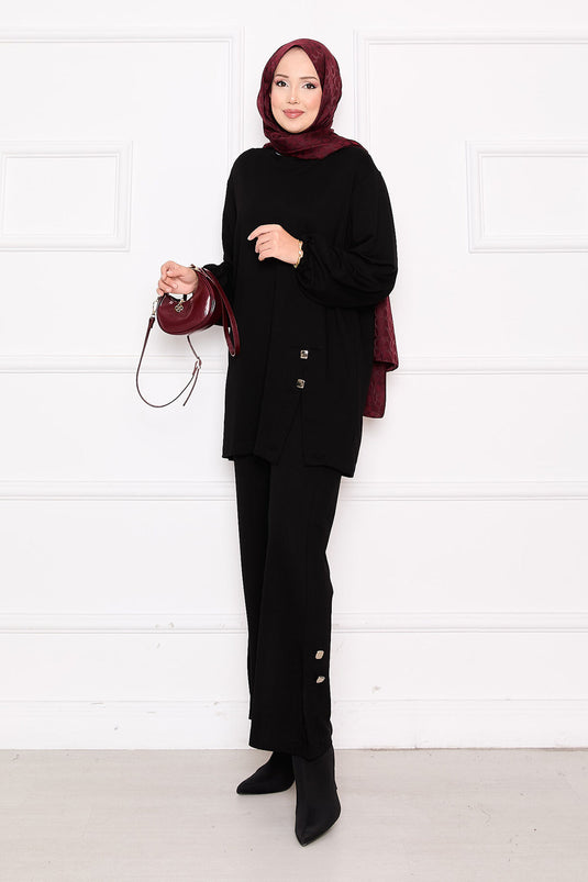 بدلة أويشو سوداء بتفاصيل أزرار وفتحات