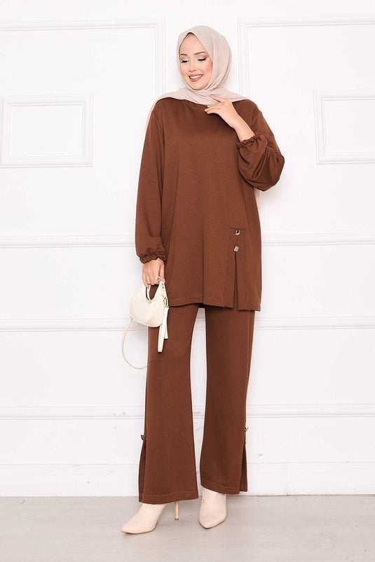 طقم أويسو تان بتفاصيل الأزرار والفتحات