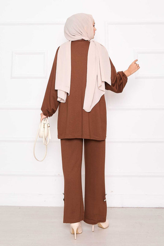 طقم أويسو تان بتفاصيل الأزرار والفتحات