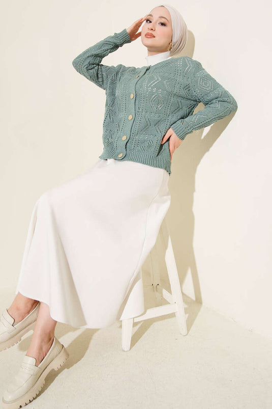 Kort gebreid vest met knopen en ajourpatroon, muntkleur
