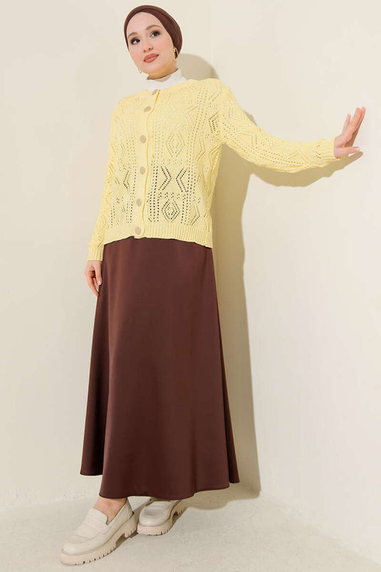 Gebreid Kort Vest met Knopen en Opengewerkt Patroon Geel