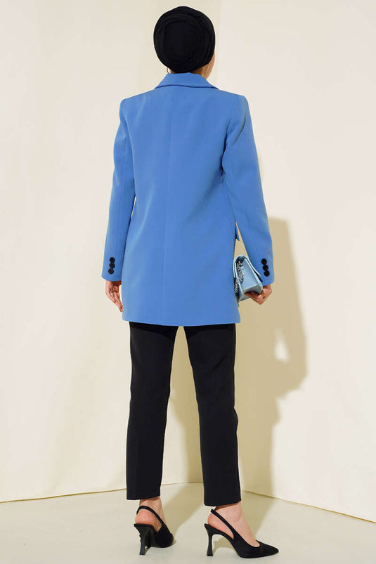 سترة بليزر بأزرار باللون الأزرق