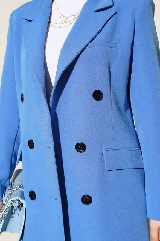 سترة بليزر بأزرار باللون الأزرق