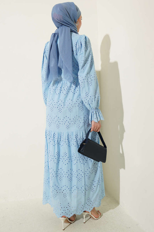 Kleid mit Knöpfen, besticktem Saum und elastischen Bündchen, Blau