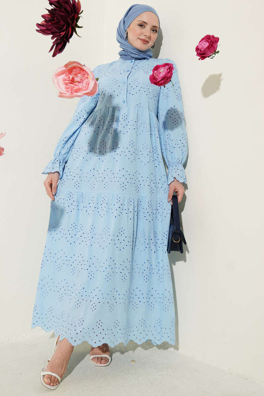 Kleid mit Knöpfen, besticktem Saum und elastischen Bündchen, Blau