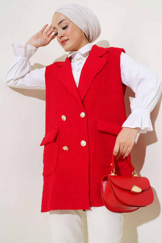 سترة حمراء بأزرار وجيب