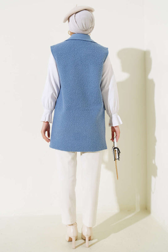 سترة زرقاء بأزرار وجيب