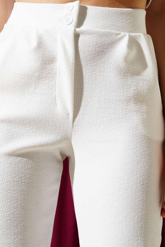 Pantalones pitillo abotonados en color crudo