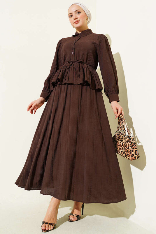 طقم ثنائي بتنورة مكشكشة وأزرار بلون القهوة الداكنة