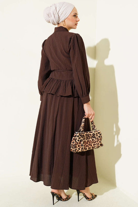طقم ثنائي بتنورة مكشكشة وأزرار بلون القهوة الداكنة