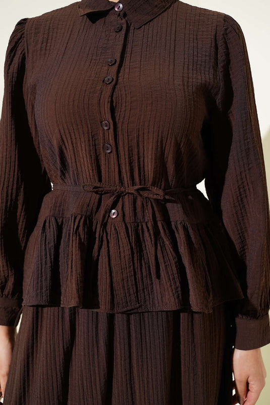 طقم ثنائي بتنورة مكشكشة وأزرار بلون القهوة الداكنة