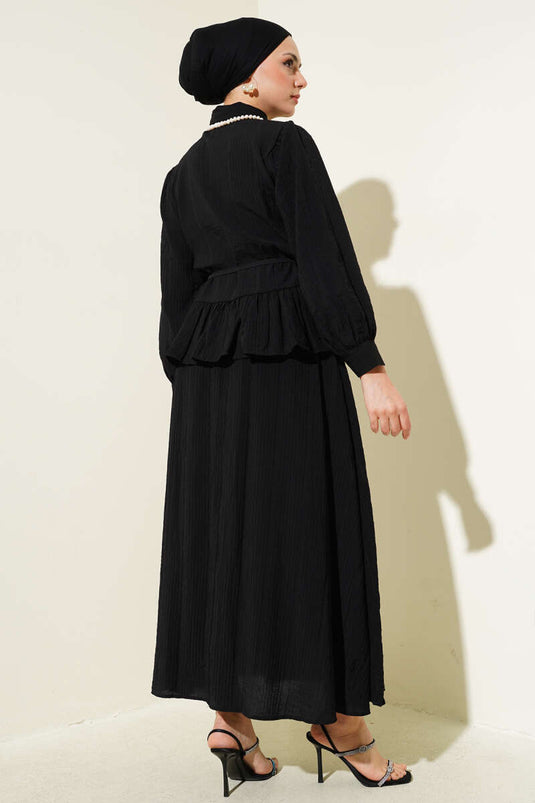 بدلة سوداء من قطعتين مع تنورة مكشكشة وأزرار