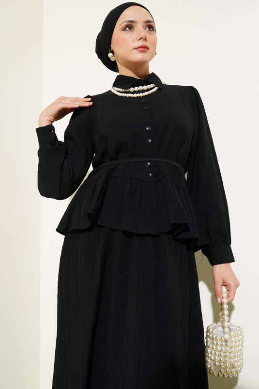 بدلة سوداء من قطعتين مع تنورة مكشكشة وأزرار