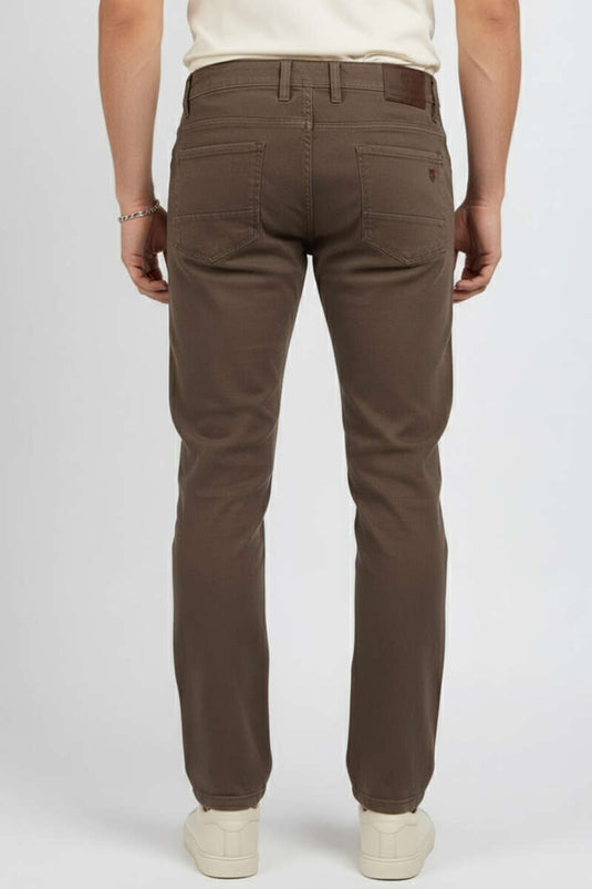 Pantalon homme en gabardine boutonnée, couleur vison