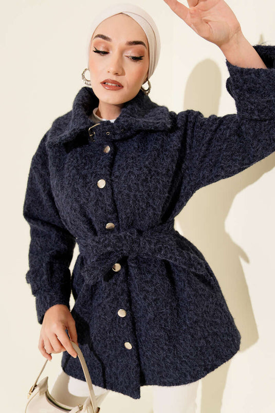 Chaqueta de fieltro con cuello camisero y botones, color azul marino.