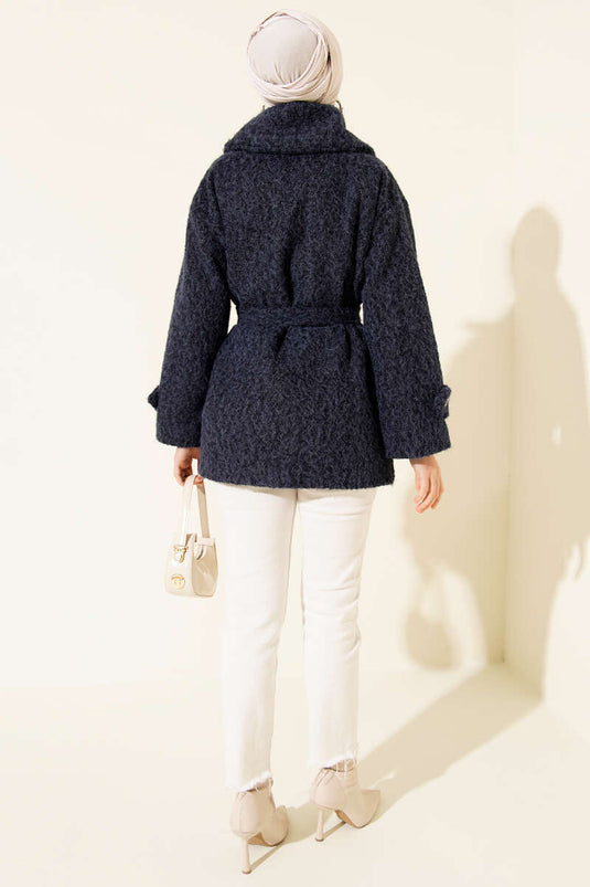 Chaqueta de fieltro con cuello camisero y botones, color azul marino.