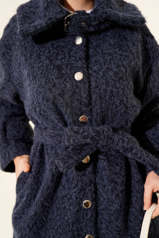 Chaqueta de fieltro con cuello camisero y botones, color azul marino.