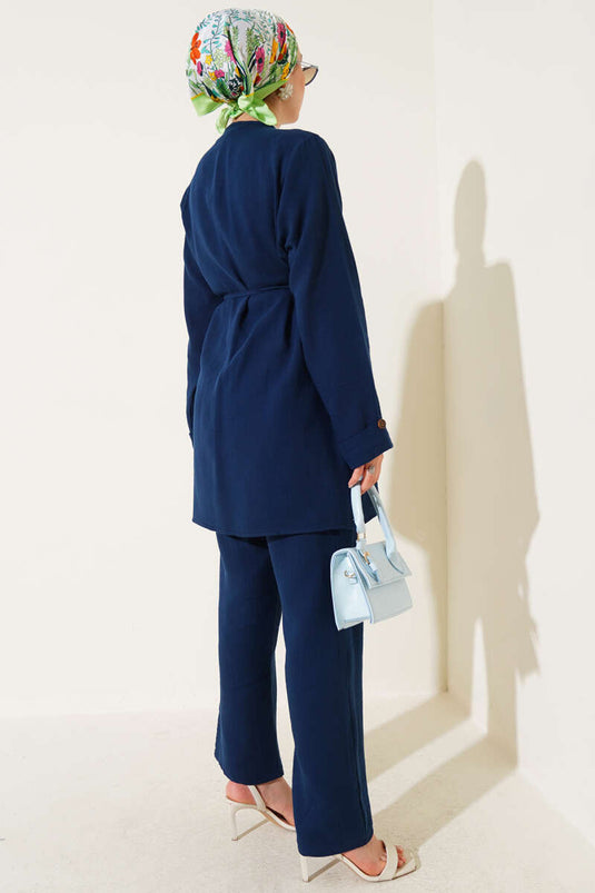 طقم من قطعتين من الموسلين بأزرار ورباط، لون أزرق داكن