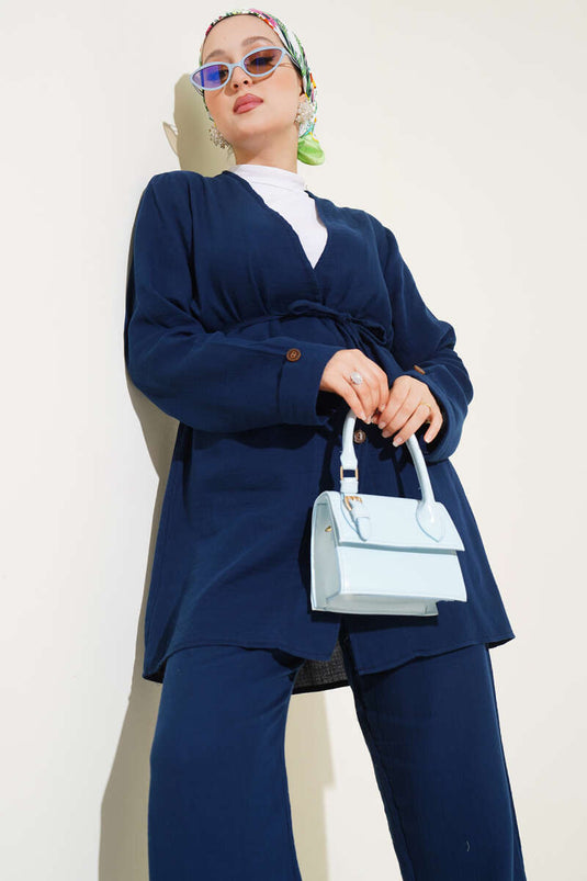 طقم من قطعتين من الموسلين بأزرار ورباط، لون أزرق داكن