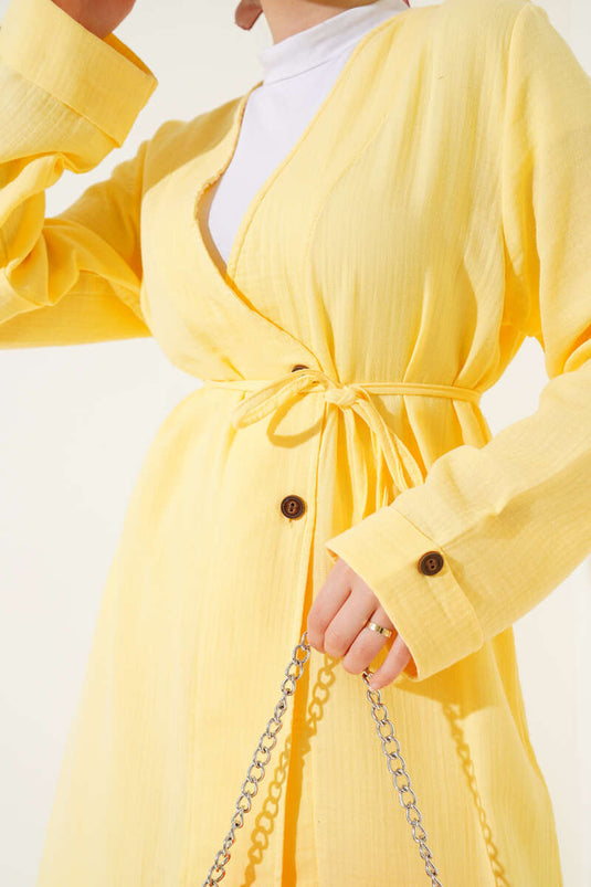 طقم من قطعتين من قماش الموسلين الأصفر، مزين بأزرار وحزام برباط