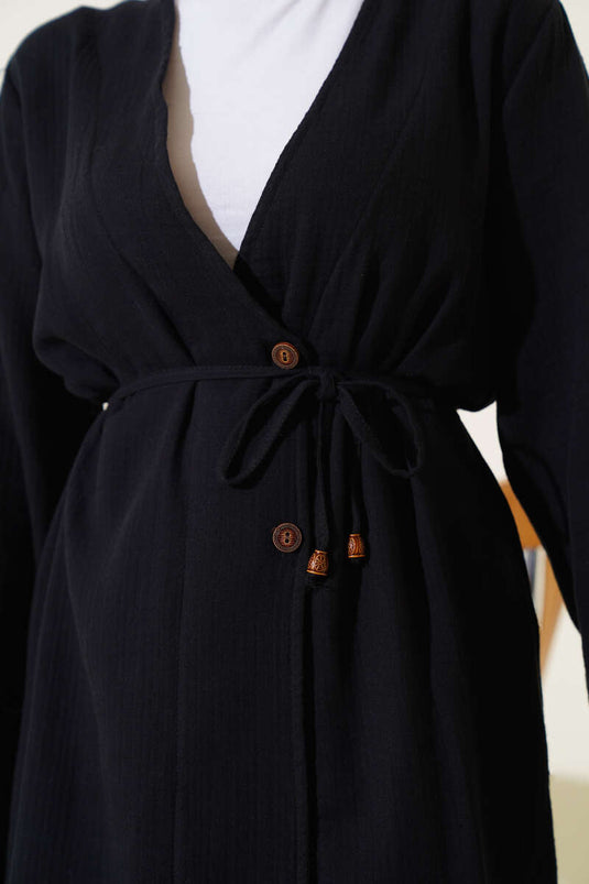 طقم من قطعتين من قماش الموسلين الأسود، مزود بأزرار ورباط.