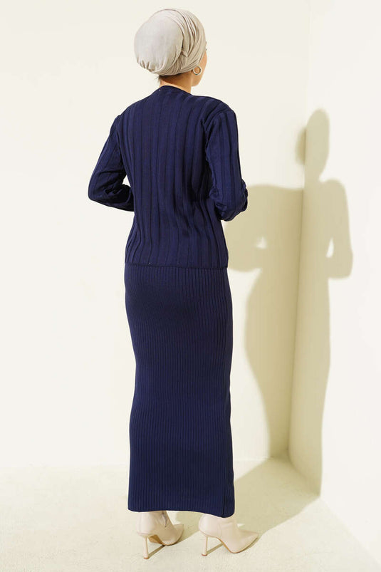 Ensemble deux pièces en maille avec gilet boutonné, bleu marine