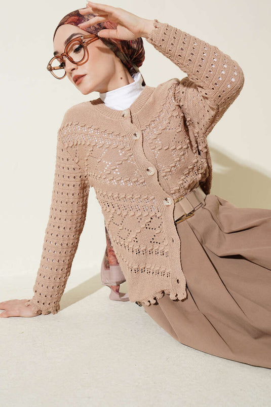 Kurz geschnittener Strickcardigan mit Knöpfen und erhabenen Details in Latte