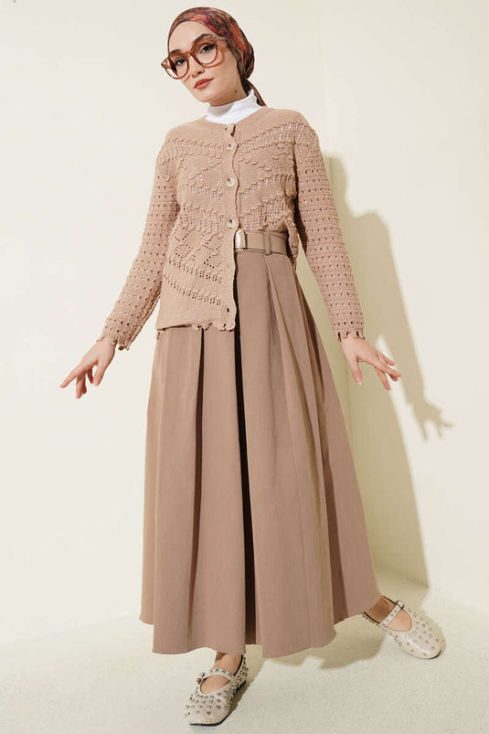 Kurz geschnittener Strickcardigan mit Knöpfen und erhabenen Details in Latte