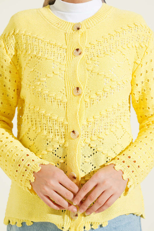 Cardigan court ajouré jaune avec détails en relief et boutons