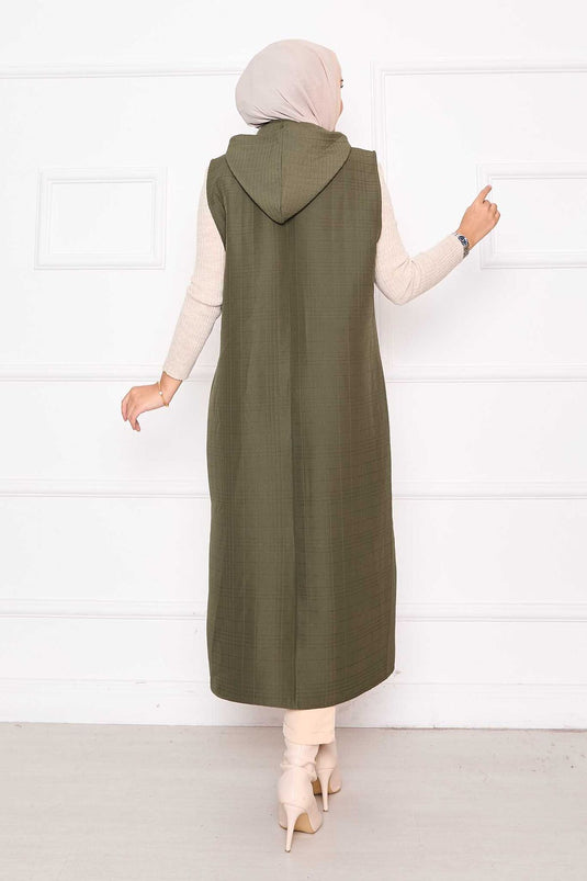 سترة طويلة مبطنة بأزرار وغطاء للرأس باللون الكاكي