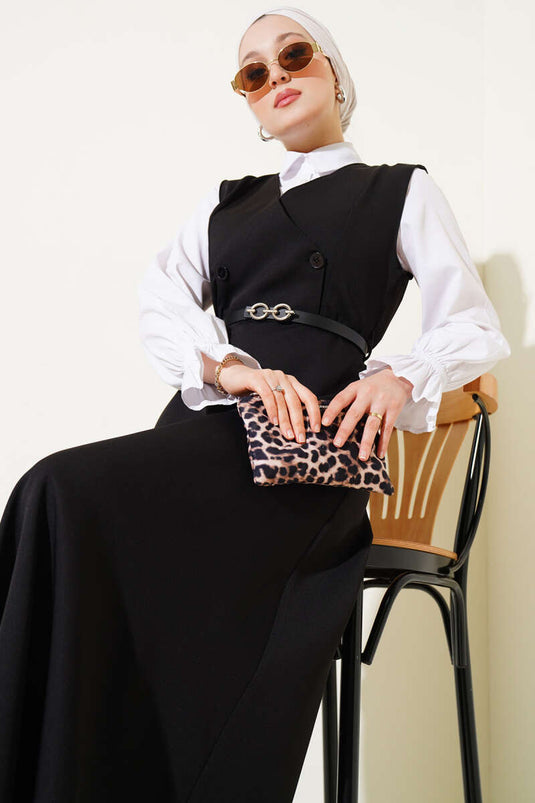 فستان أسود بأكمام قصيرة وأزرار وحزام