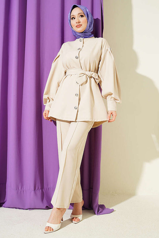 Ensemble deux pièces beige à manches plissées avec boutons