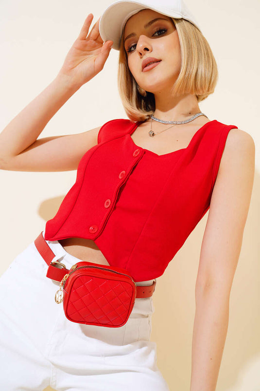 سترة مزدوجة الصدر بأزرار باللون الأحمر