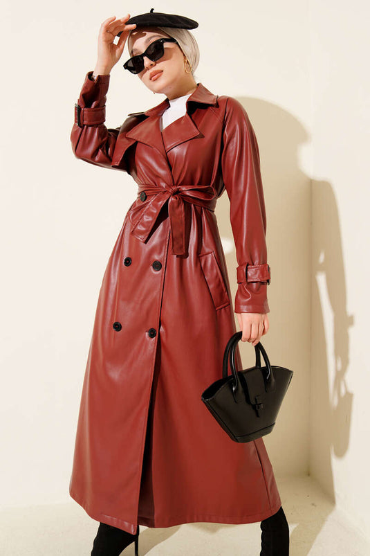 Trench-coat en cuir bordeaux à boutons et ceinture