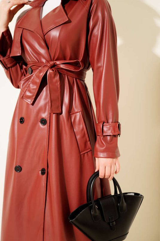 Trench-coat en cuir bordeaux à boutons et ceinture