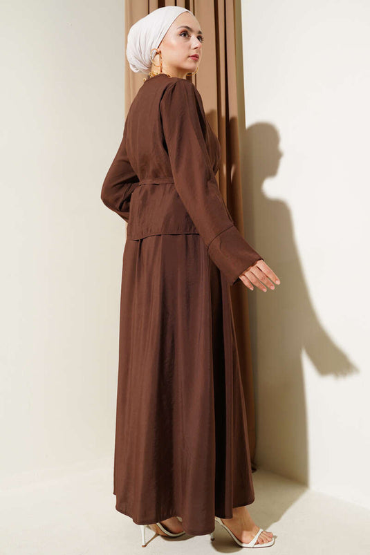 طقم سترة بأزرار وحزام من قطعتين باللون البني