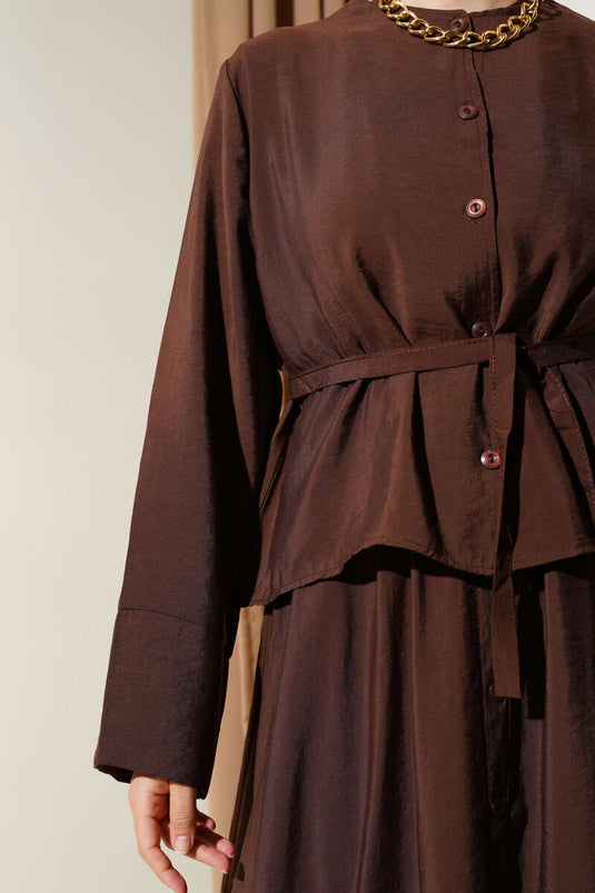 طقم سترة بأزرار وحزام من قطعتين باللون البني