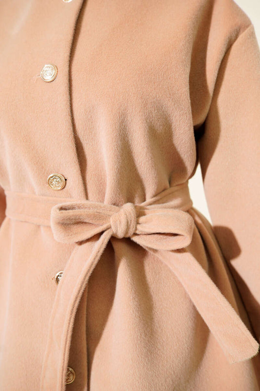 سترة تايلاندية مزينة بأزرار وحزام وريش، لون لاتيه